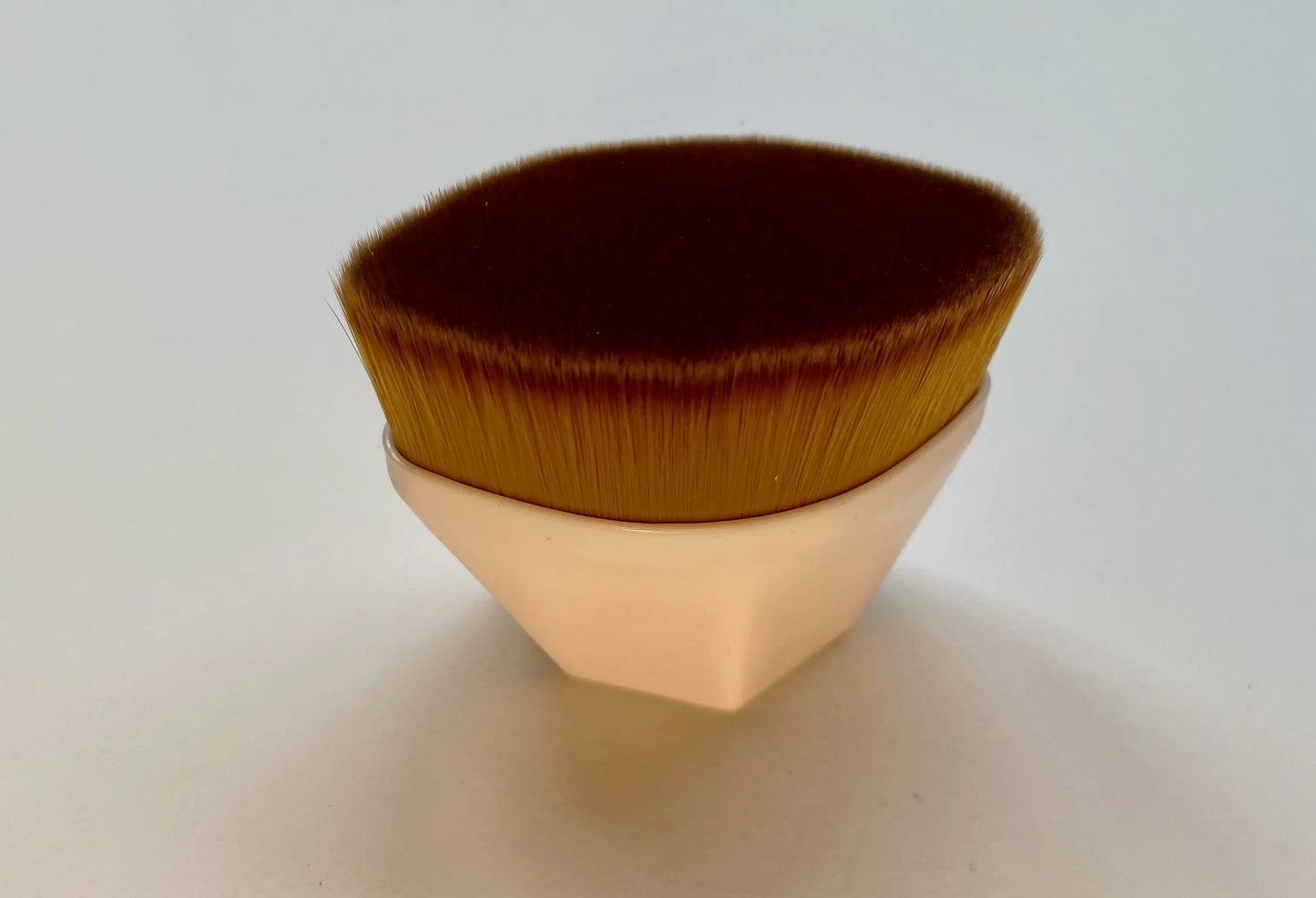 Professional foundation makeup brush with synthetic bristles. Easy to use and clean. Perfect for flawless foundation application and blending.

